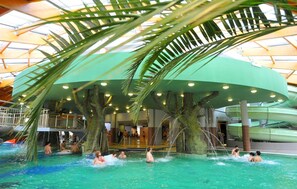 2 piscines couvertes, piscine extérieure, chaises longues