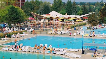 2 piscinas techadas, una piscina al aire libre