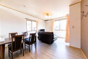 独立别墅 (Private Vacation Home) | 客厅 | 平板电视、Netflix、流媒体服务