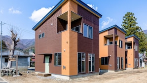 Un bâtiment moderne à deux étages, doté d’un toit plat et de grandes fenêtres.