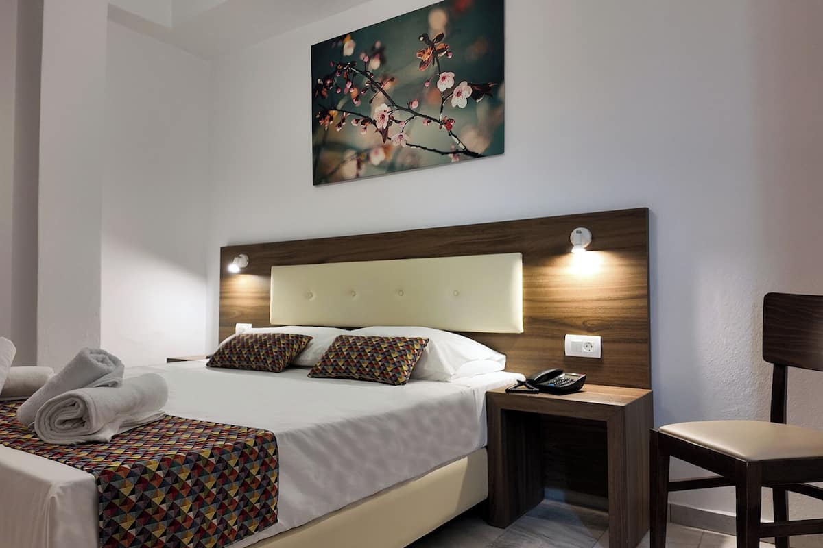 Double Room | Soundproofing, free WiFi, bed sheets