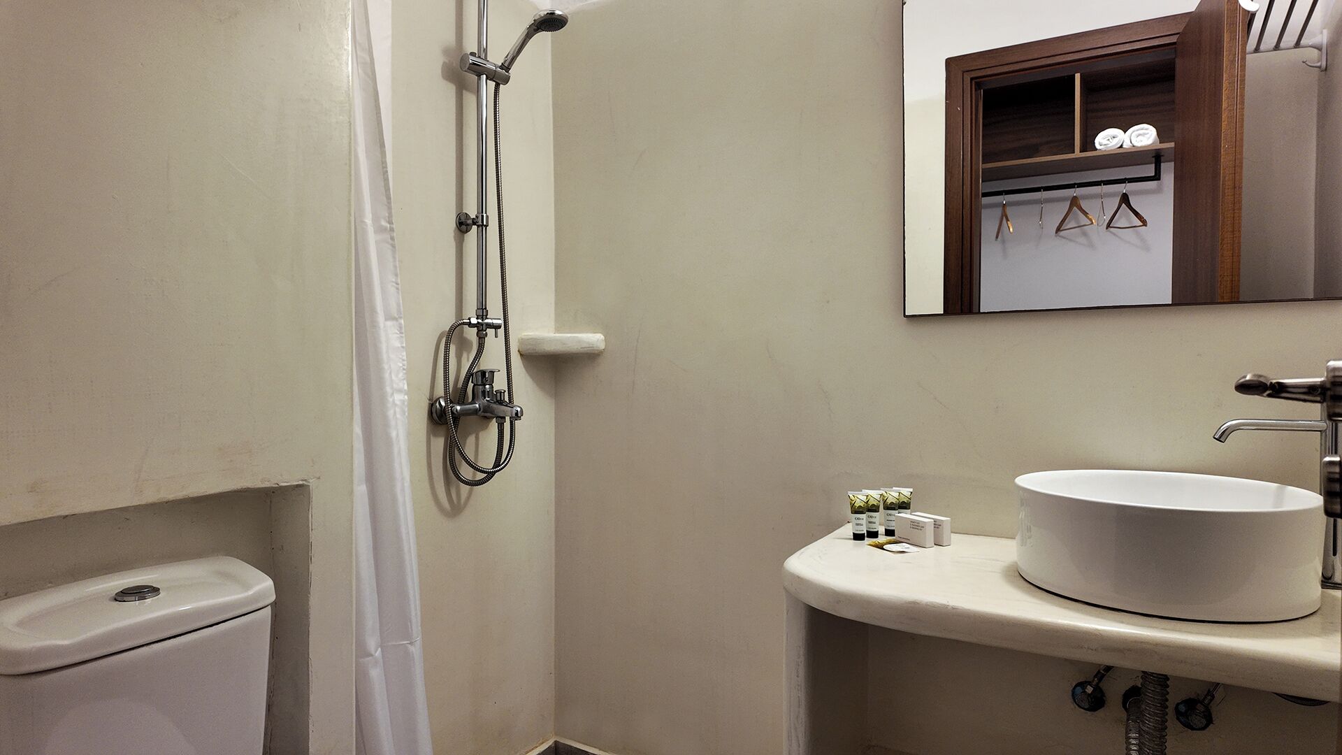 standard triple room, city view | bathroom | shower, towels, soap, shampoo
