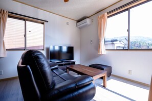 Private Vacation Home | Living room