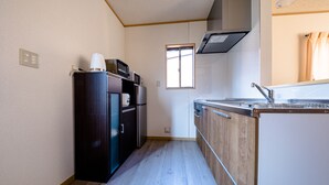 Hus (Private Vacation Home) | Eget tekjøkken | Kj øleskap, mikrobølgeovn, kokeplater og vannkoker
