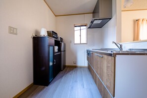 Private Vacation Home | Private kitchenette | Fridge, microwave, stovetop, electric kettle - Fraku-Poodle (Fujikawaguchiko)