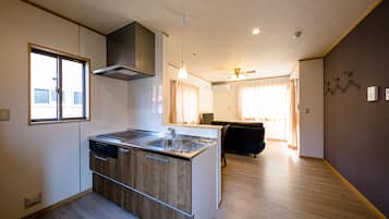 Casa (Private Vacation Home) | Cocina básica privada | Frigorífico, microondas, placa de cocina y hervidor eléctrico