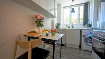 Een koelkast, een oven, een kookplaat, een vaatwasser