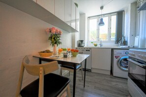 Fridge, oven, stovetop, dishwasher - Sanders Lake - Pleasant 2-Bdr Apt in City Center (København)