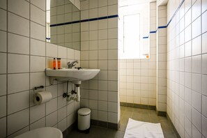 Shower, free toiletries, hair dryer, towels - Lake - Pleasant 2-Bdr Apt in City Center (København)