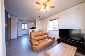 Ferienhaus (Private Vacation Home) | Wohnzimmer | Flachbildfernseher, Netflix, Streaming-Dienste