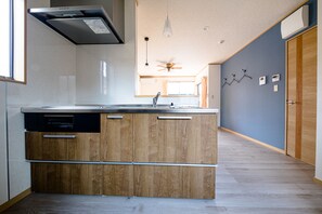 Ferienhaus (Private Vacation Home) | Eigene Kochnische | Kühlschrank, Mikrowelle, Herdplatte, Wasserkocher