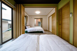A hotel room with two beds, a large window, and a sliding door. - Furaku-Cat (Fujikawaguchiko)