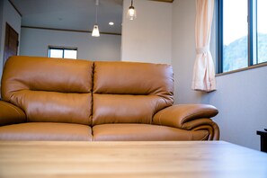 Private Vacation Home | Living room | Flat-screen TV, Netflix, streaming services