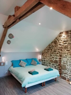 3 bedrooms, iron/ironing board, bed sheets