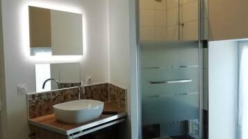 Douche, sĂšche-cheveux, serviettes fournies, papier toilette