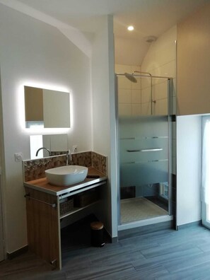 Dusche, Haartrockner, Handtücher, Toilettenpapier