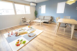 Private Vacation Home | Living room | Flat-screen TV, Netflix, streaming services