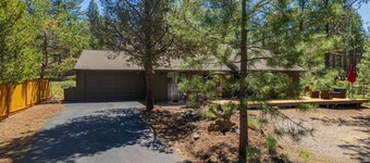 Fantastic Updated Sunriver Escape, SHARC Passes, Dog Friendly, Hot Tub, A/C, New Deck, and Fireplace