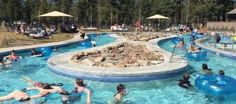 Fantastic Updated Sunriver Escape, SHARC Passes, Dog Friendly, Hot Tub, A/C, New Deck, and Fireplace