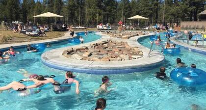 Fantastic Updated Sunriver Escape, SHARC Passes, Dog Friendly, Hot Tub, A/C, New Deck, and Fireplace
