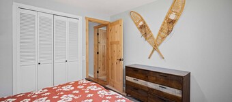 Fantastic Updated Sunriver Escape, SHARC Passes, Dog Friendly, Hot Tub, A/C, New Deck, and Fireplace
