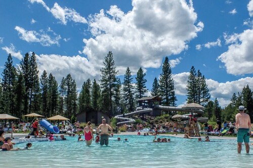 Fantastic Updated Sunriver Escape, SHARC Passes, Dog Friendly, Hot Tub, A/C, New Deck, and Fireplace