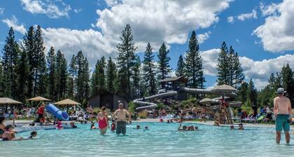 Fantastic Updated Sunriver Escape, SHARC Passes, Dog Friendly, Hot Tub, A/C, New Deck, and Fireplace