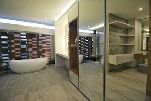 Villa, 4 Schlafzimmer | Badezimmer | Badewanne und Dusche (separat), kostenlose Toilettenartikel