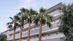 A multi-story hotel with a modern design, featuring balconies and air conditioning units. - Side Spring Hotel (Manavgat)