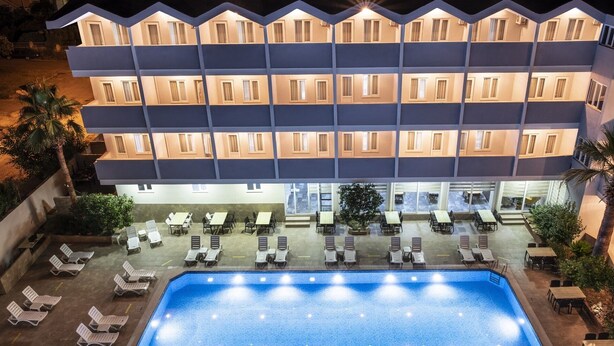 A hotel with a pool, multiple floors, and outdoor seating areas. - Side Spring Hotel (Manavgat)