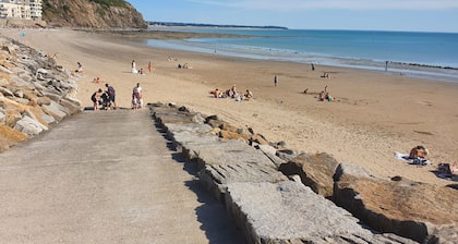 Appartement lumineux avec vue panoramique sur port, mer et centre historique