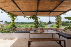 تناول الطعام بالخارج