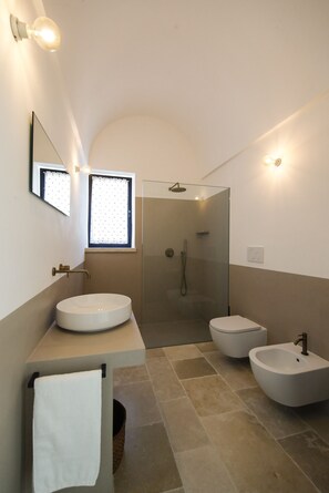 Shower, hair dryer, towels, soap - Designer villa with pool in Itria Valley (Cisternino)