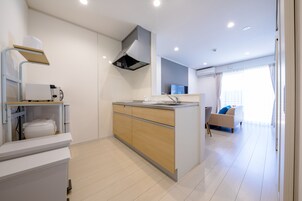 Refrigerador, microondas, placa de cocina, tetera/pava eléctrica