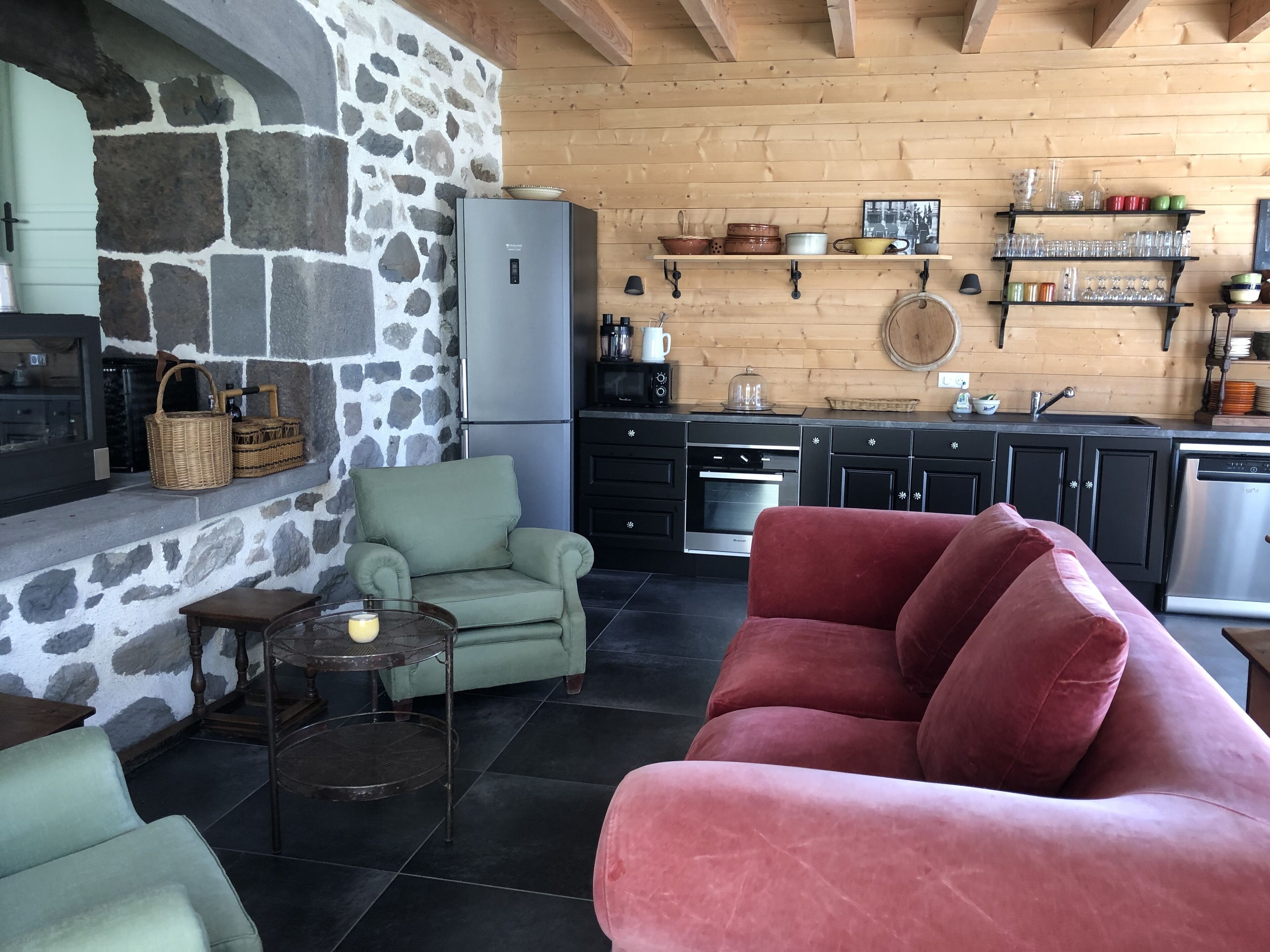 TV connectée, cheminée, lecteur de DVD, livres