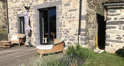 Typical Cantal house in pretty village at 1000m altitude! Comfort/cosy