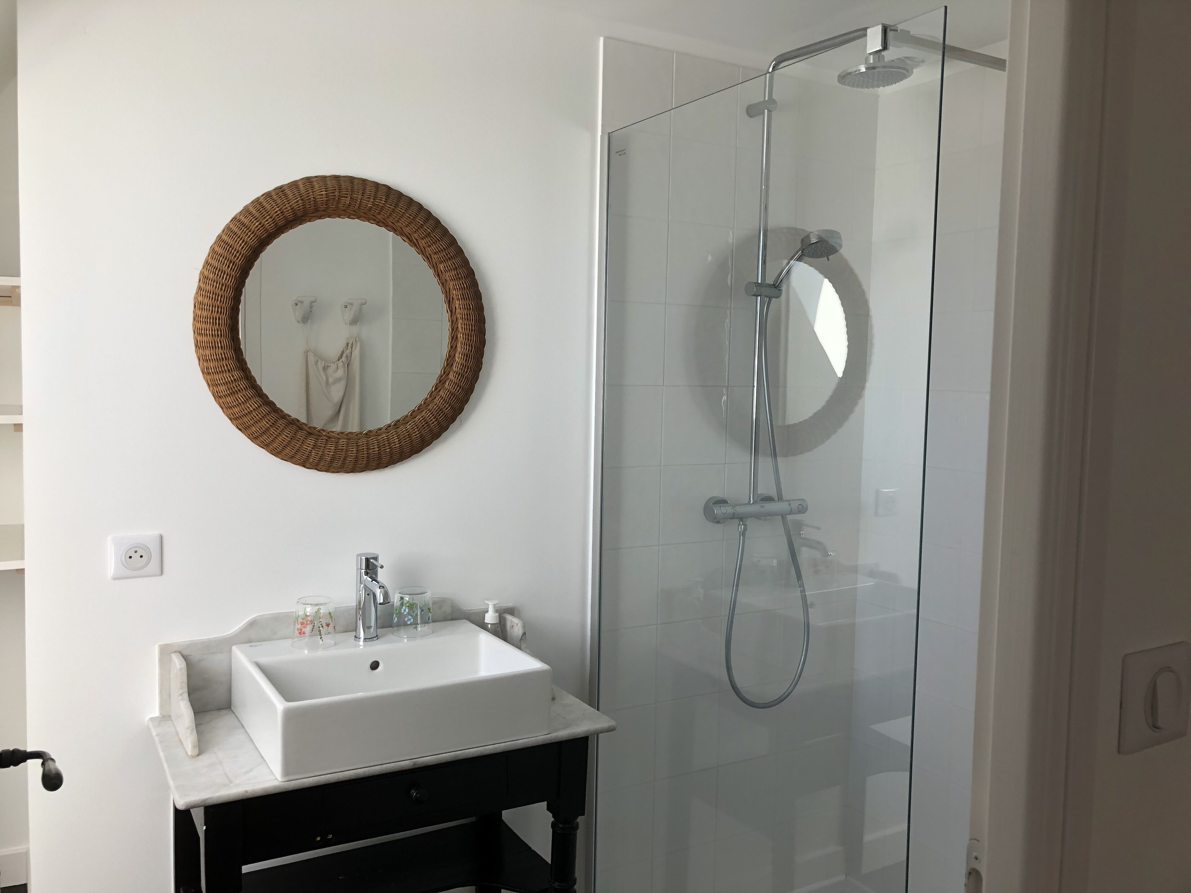 Kombinert dusj/badekar, hårføner, håndklær og såpe
