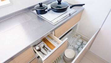 Rumah (Private Vacation Home) | Dapur kecil pribadi | Lemari es, microwave, kompor, dan ketel listrik