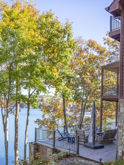 A charming lakefront Lake Keowee getaway!
