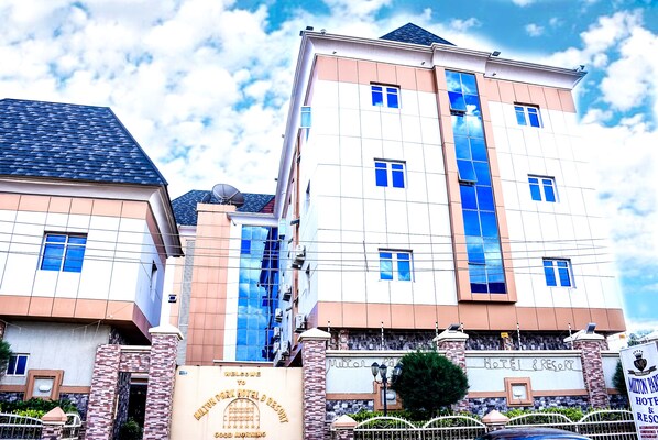 Fachada de la propiedad