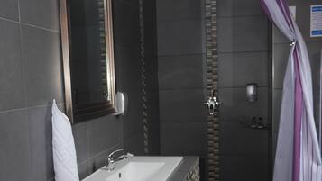 Kelengkapan dandanan diri percuma, pengering rambut, jubah mandi