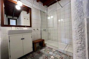 Douche, sèche-cheveux, serviettes fournies