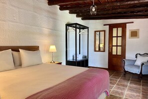2 bedrooms, Internet, bed sheets - 18th Century Refurbished Getaway in Arico Nuevo with Pool and Ocean Vi (Arico)