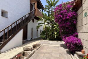 Property grounds - 18th Century Refurbished Getaway in Arico Nuevo with Pool and Ocean Vi (Arico)