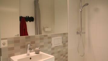 Een douche, een haardroger, handdoeken, zeep