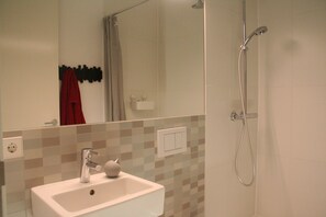 Dusche, Haartrockner, Handtücher, Seife