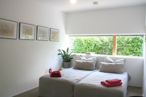 2 habitaciones, tabla de planchar con plancha y cuna de viaje 