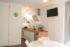 Refrigerador, placa de cocina, lavavajillas, cafetera/tetera