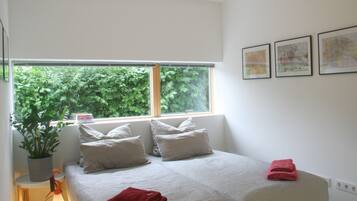 2 slaapkamers, een strijkplank/strijkijzer, reisbedje, gratis wifi