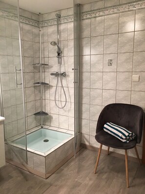 Dusche, Haartrockner, Handtücher